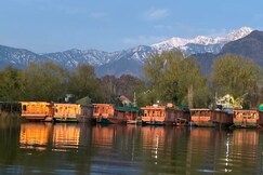 HOUSEBOAT MYLINE, Srinagar