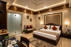 Qotel Signature Lavish Inn Rajouri Garden, Delhi