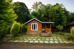Wood House Honeymoon Cottage, Munnar