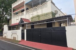 Moonlit Cozy 2BHK with Private Boho Terrace, Madurai