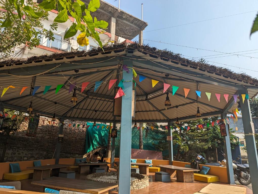 The 12 Monks Hostel | Rooms & Dorms 𝗕𝗢𝗢𝗞 Rishikesh Hostel 𝘄𝗶𝘁𝗵 𝗙𝗥𝗘𝗘 ...