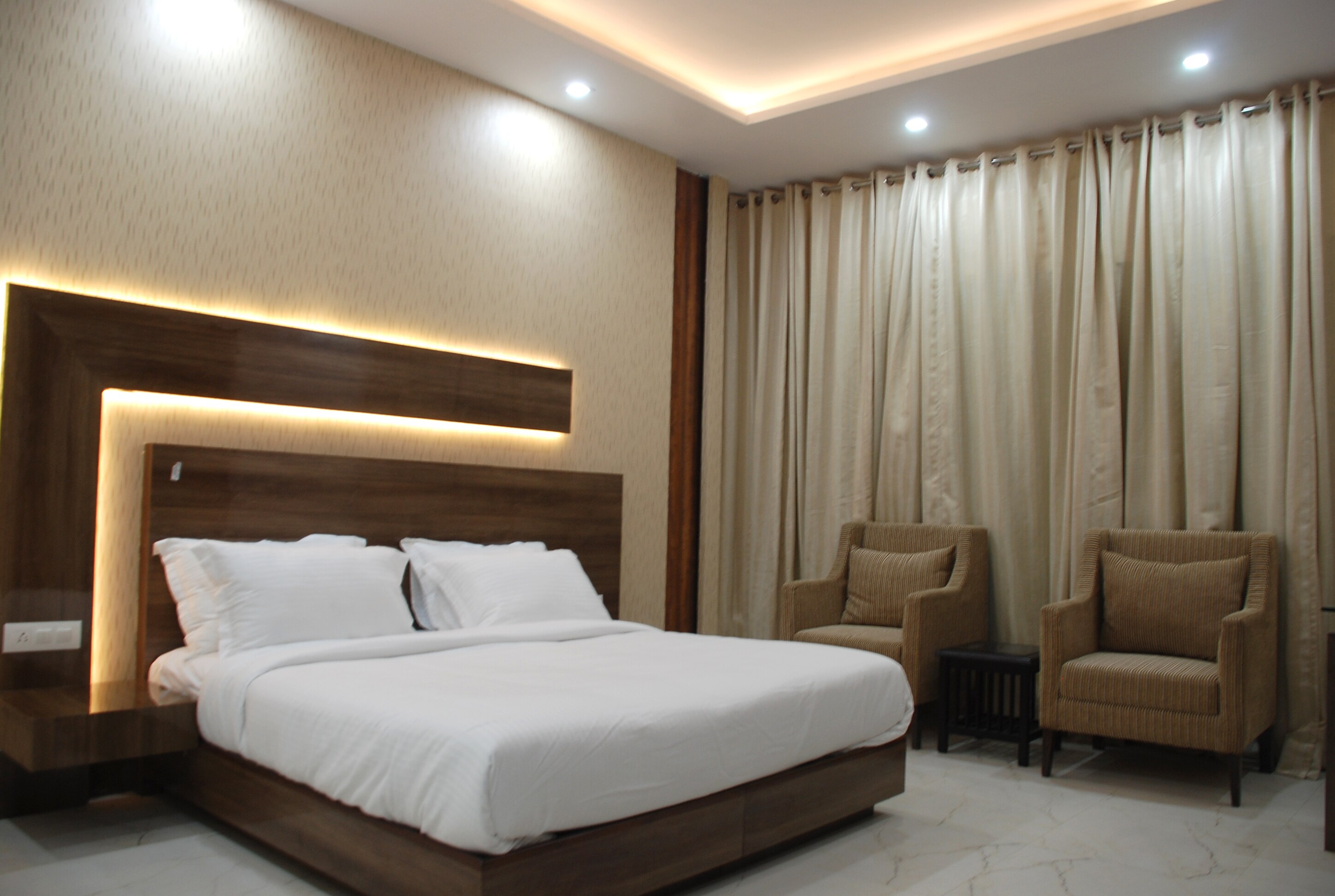 Hotel Sobti Plaza - Tap to explore photos