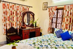 Spacious apt with Antique Furniture ,AC & Kitchen, Kolkata