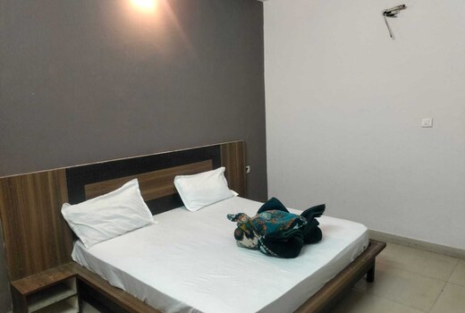 SPOT ON Pankhudi Hotel And Bar