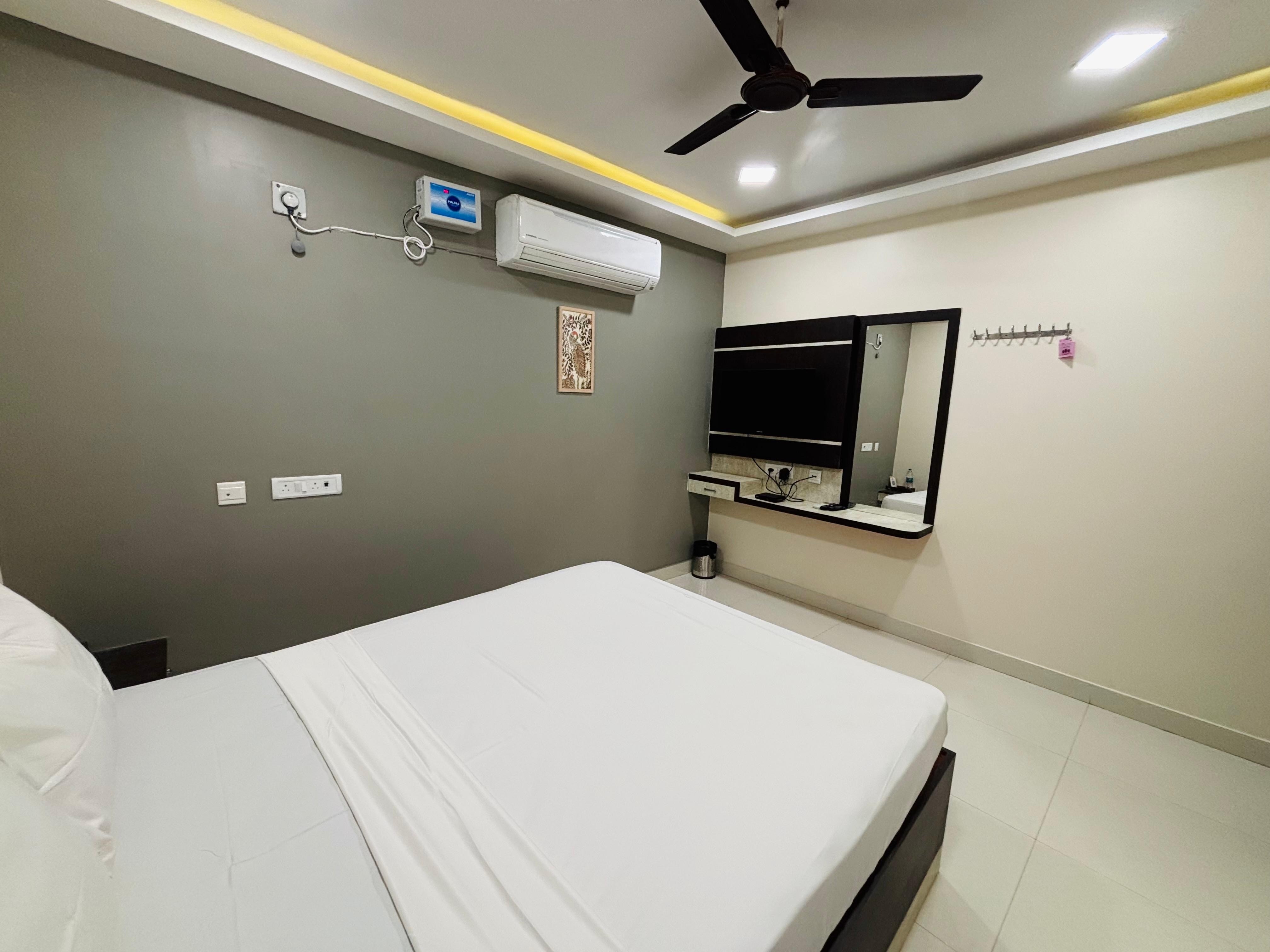 Vetri's Elite Inn - Tap to explore photos