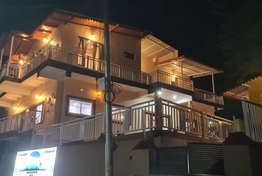 Heaven by Lake and Woods | Bar & Kitchen Mountain View