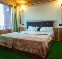 Deluxe Room with Private Balcony and Mountain view