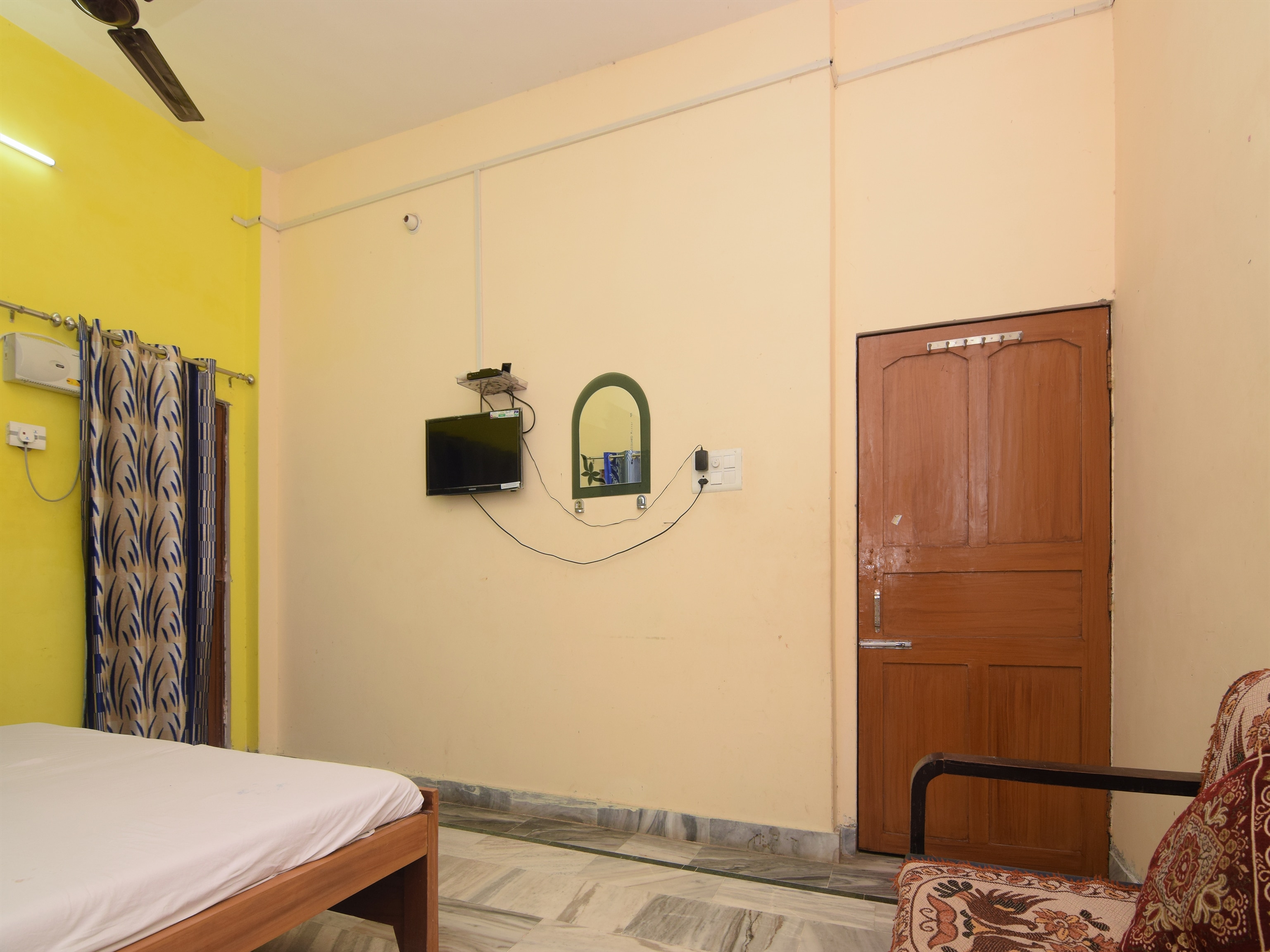 Uma Ganga Paying Guest House - Tap to explore photos