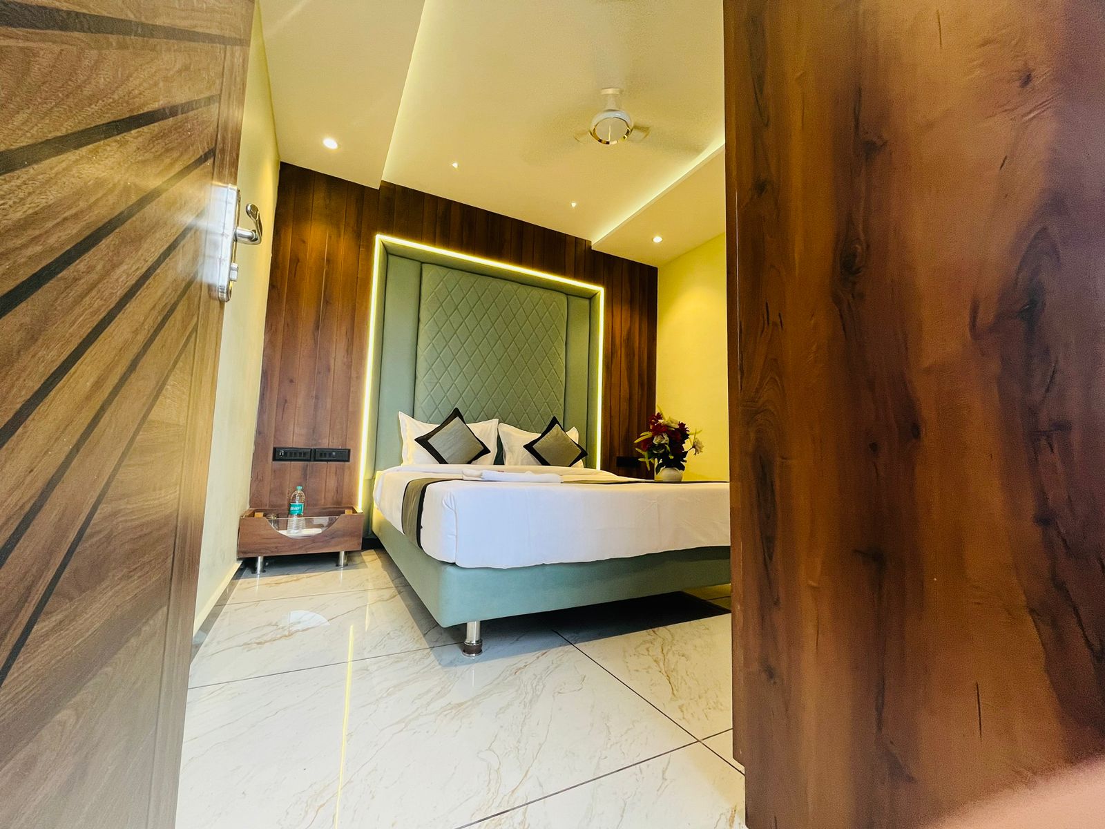 Hotel Laxmi Niwas - Tap to explore photos