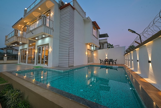 4BHK Vivanta w Lawn & Common Turf by Jalanta Stays