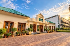 Peaks And Pines Resort, Lansdowne