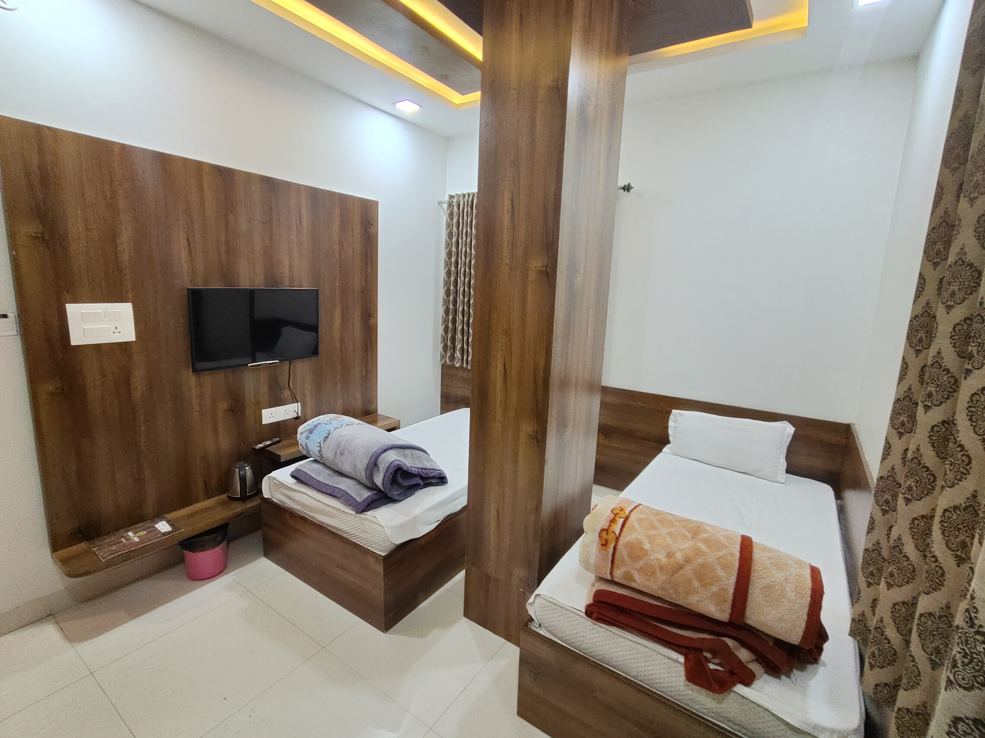 Shree Hari Hotel - Tap to explore photos