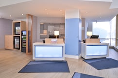 Holiday Inn Express & Suites Buffalo Downtown - Medical CTR, Toronto