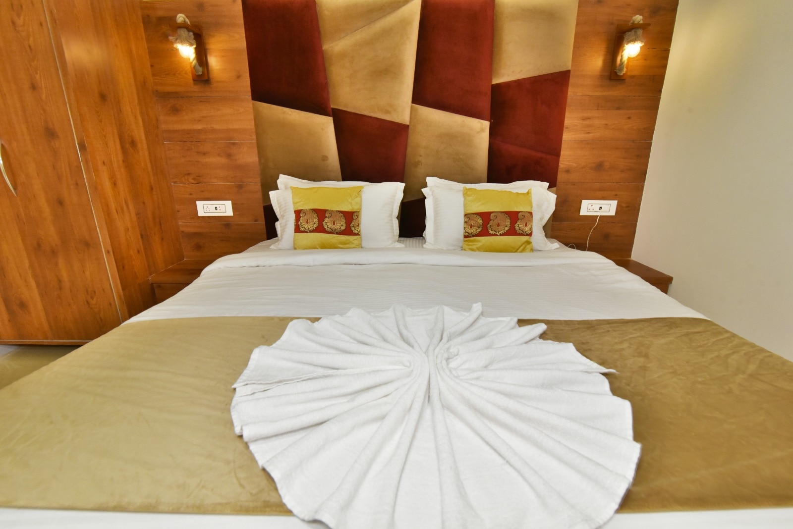Hotel Sallow Premium - Tap to explore photos
