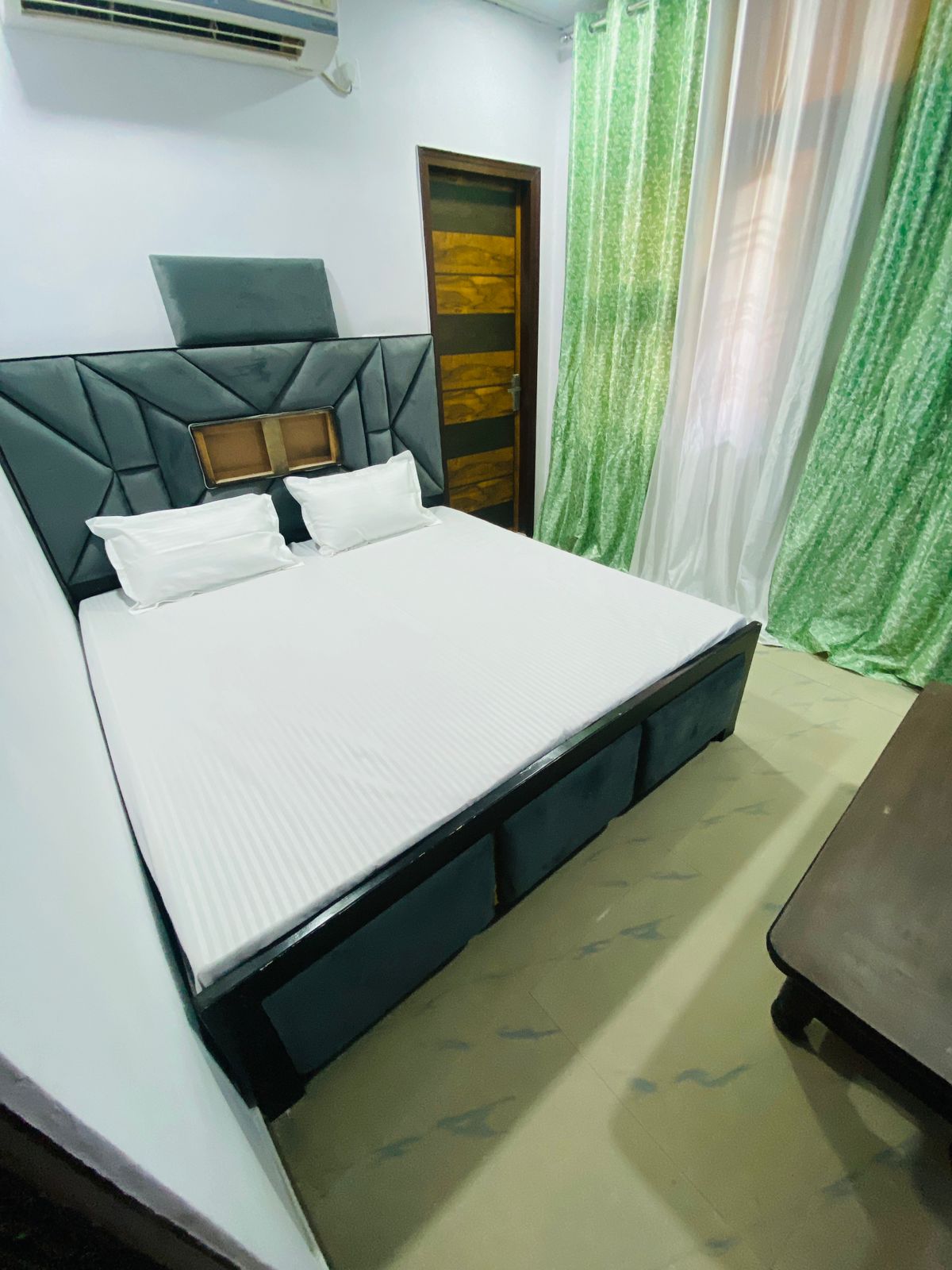 Flips Guest House - Tap to explore photos
