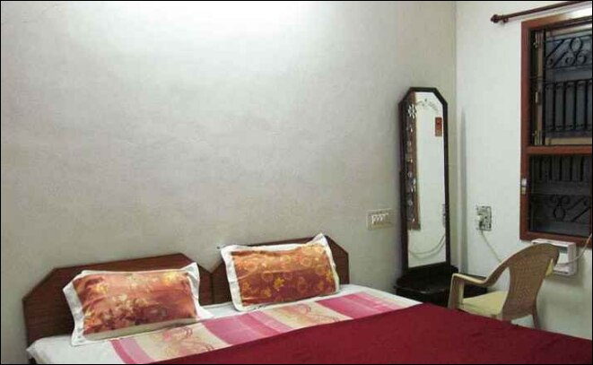 Universal Guest House  Anna Nagar - Tap to explore photos