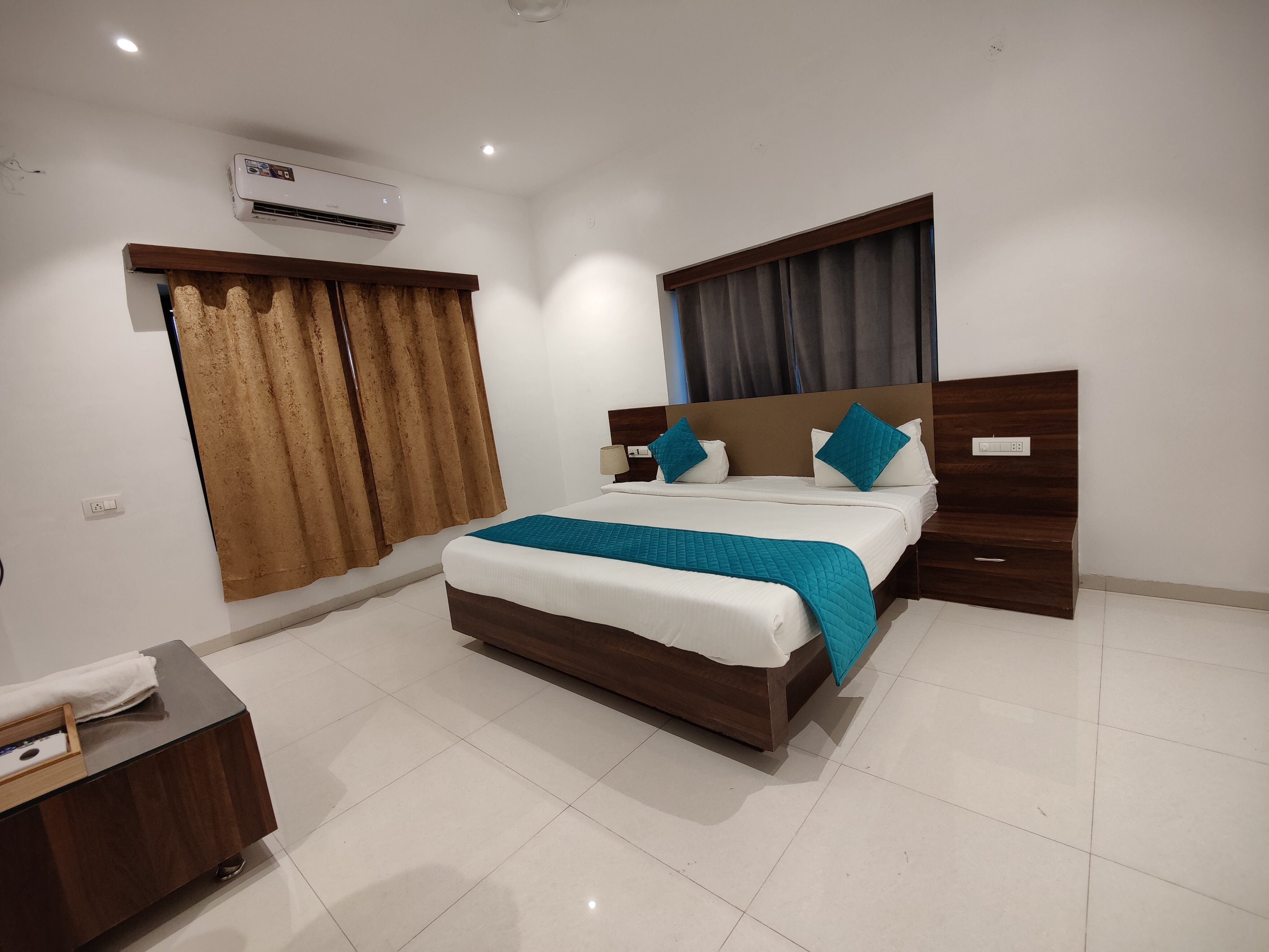  Hotel Four Season (Close to Ajanta & Ellora Caves) - Tap to explore photos