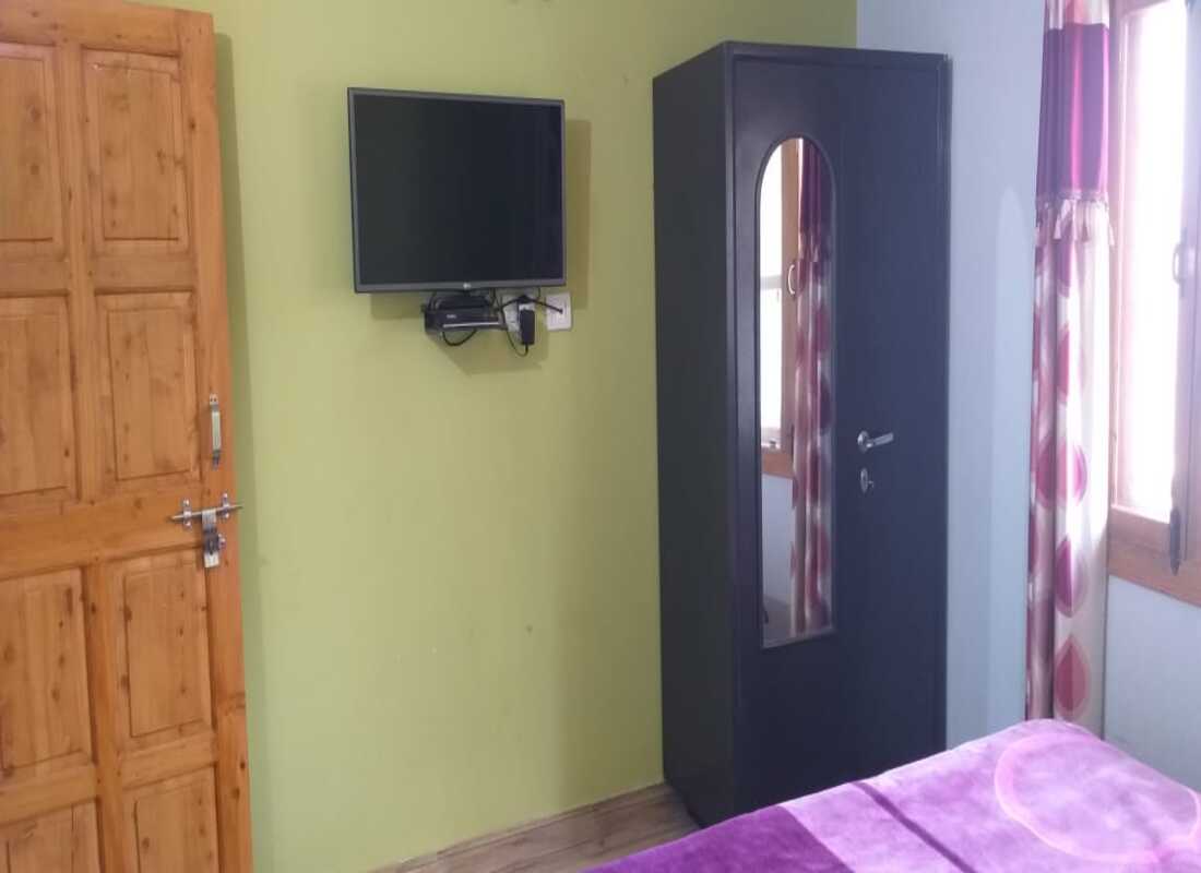 Stayapart | Rooms at Nayna Homestay - Tap to explore photos
