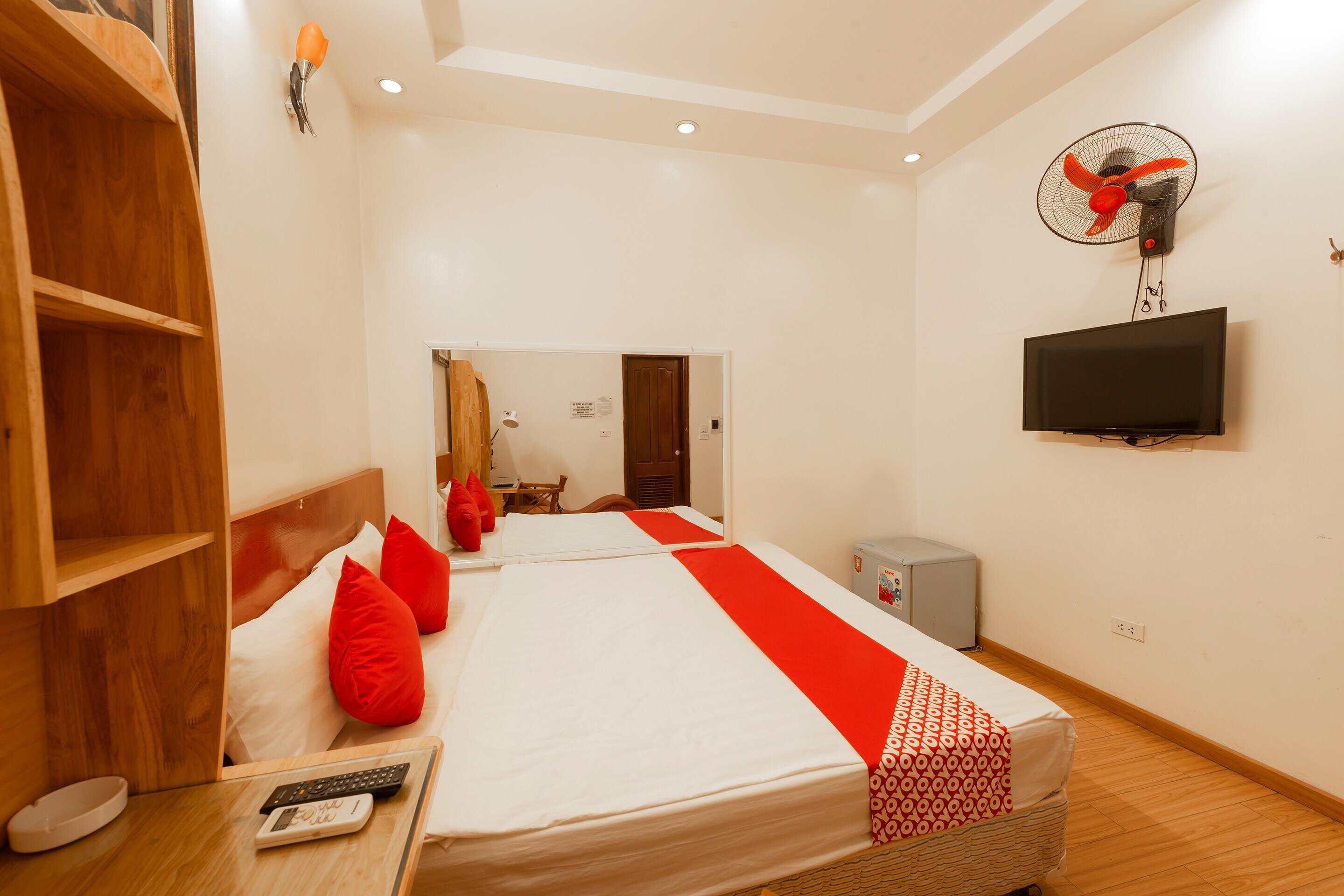 OYO 472 Lenka Hotel - Tap to explore photos