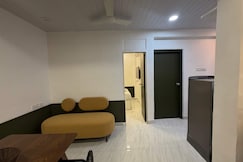 Calisto Stylish 2BHK near Bandra w wifi, Mumbai