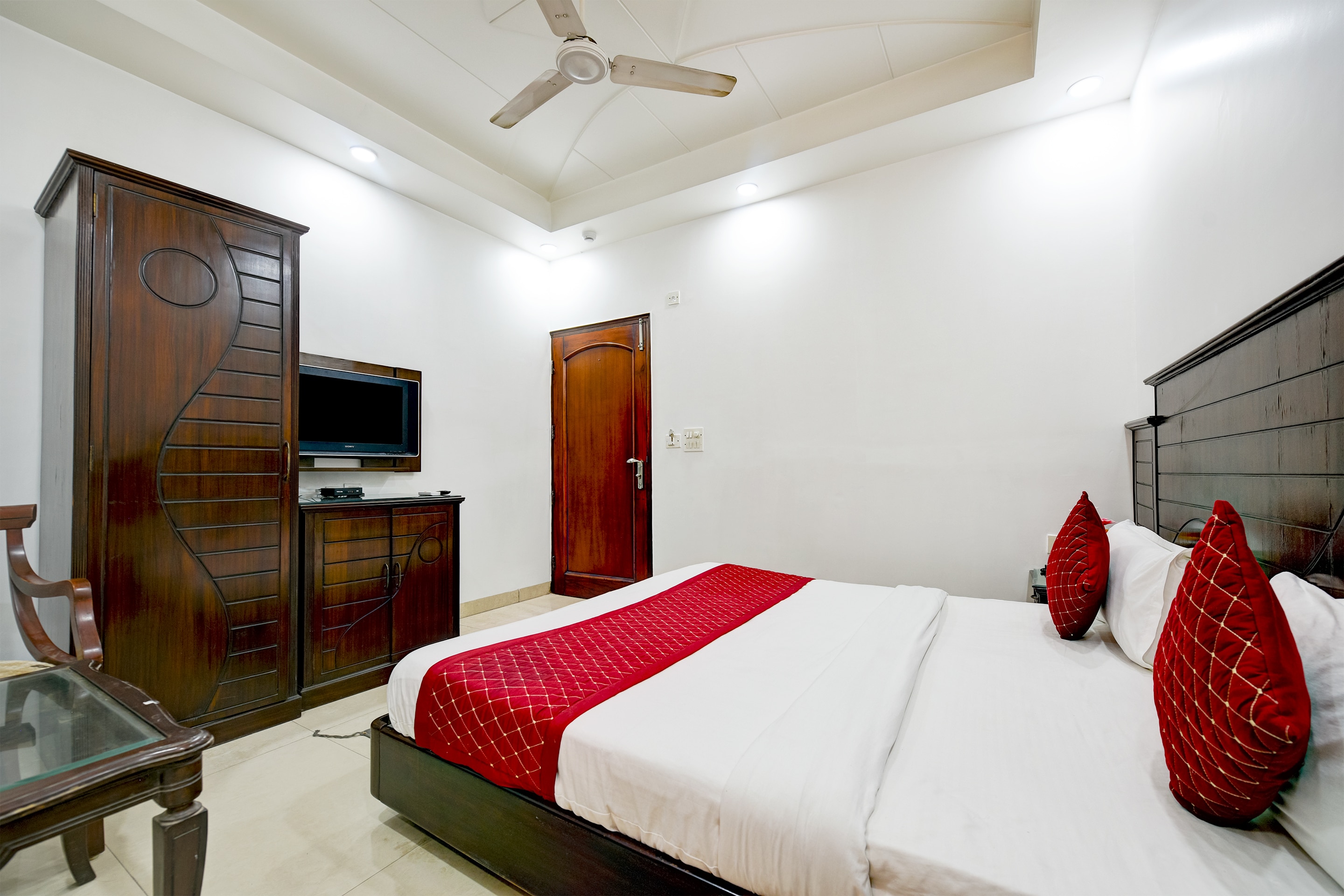Hotel Legend International  2 min from New Delhi Railway Station - Tap to explore photos