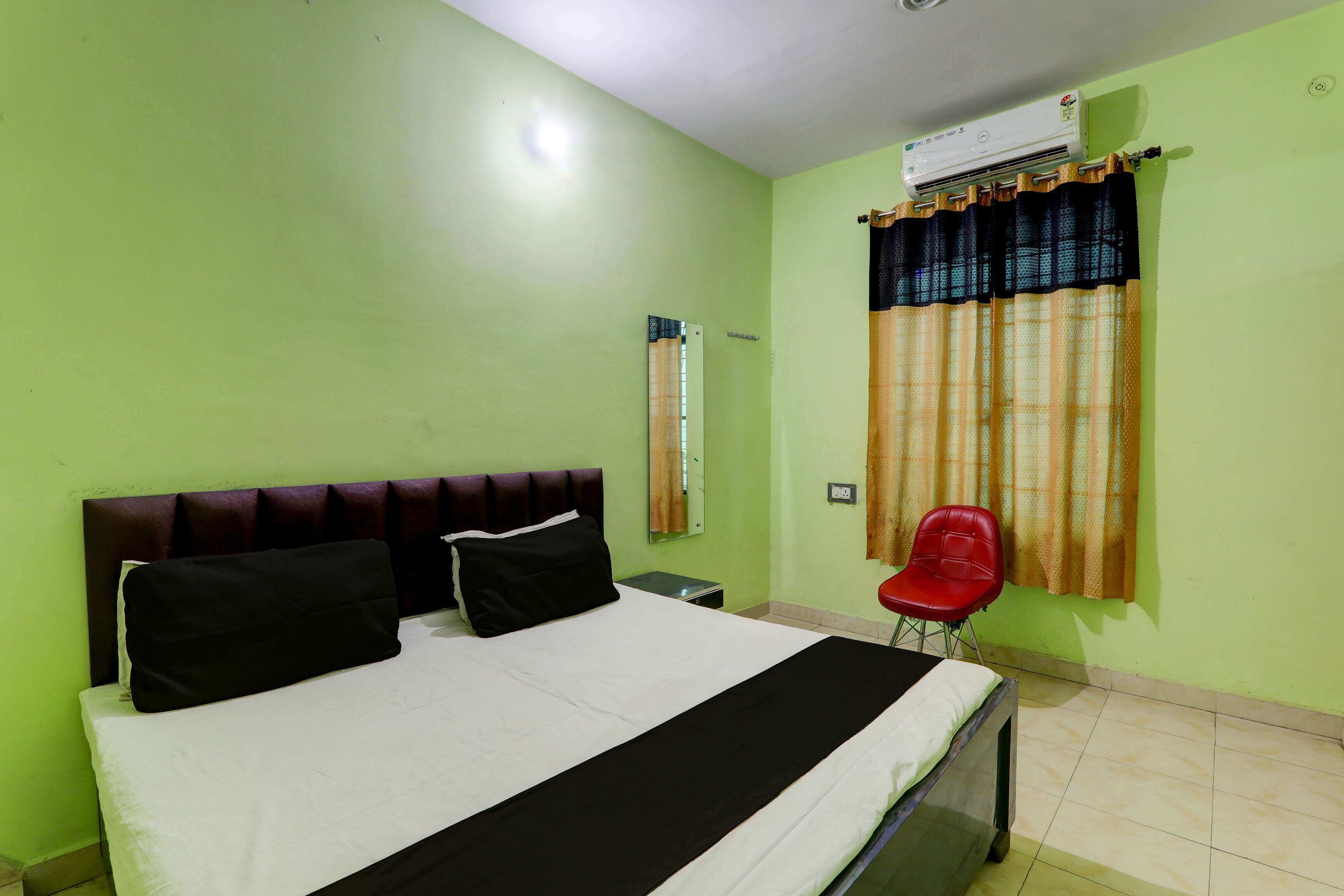 OYO Flagship Hotel new kadambari - Tap to explore photos
