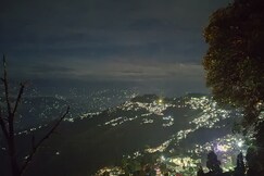 Shambhavi Mistwood || Cozy Private Cabin with a View, Darjeeling
