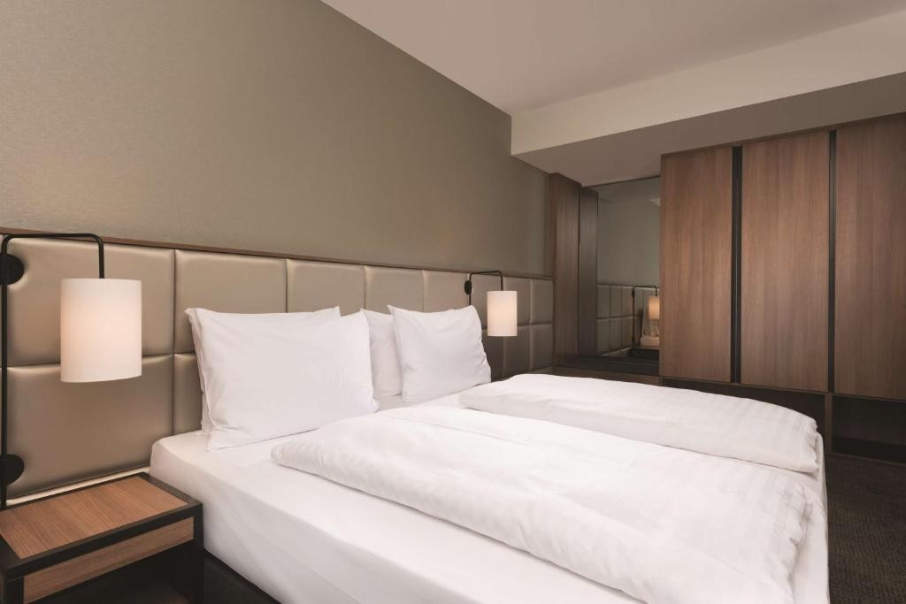 Adina Apartment Hotel Frankfurt Westend - Tap to explore photos