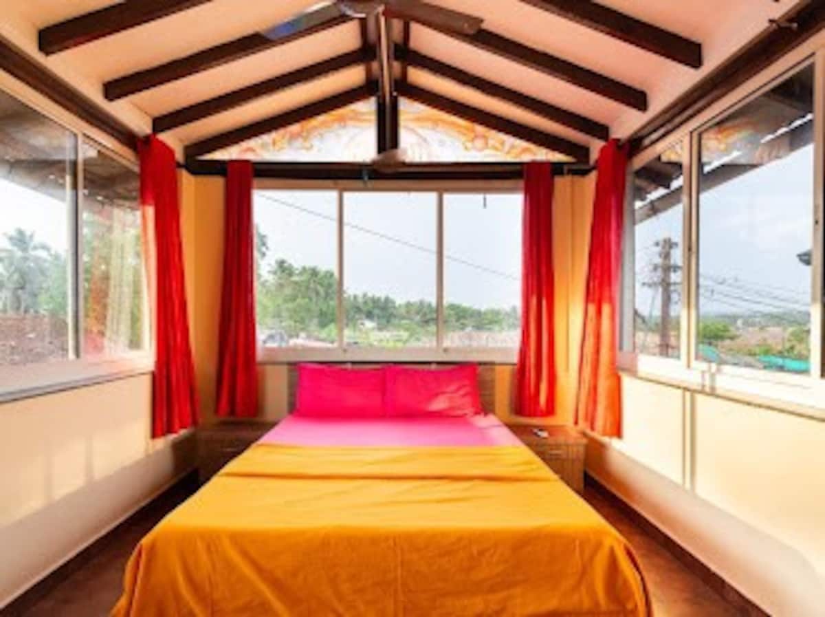 One BHK Color Apartment on Anjuna Beach North - Tap to explore photos