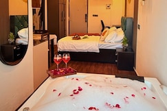 Jacuzzi With Cityview By Cayetana | Near Airport, Jaipur