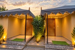 Regal Retreat, Sikar