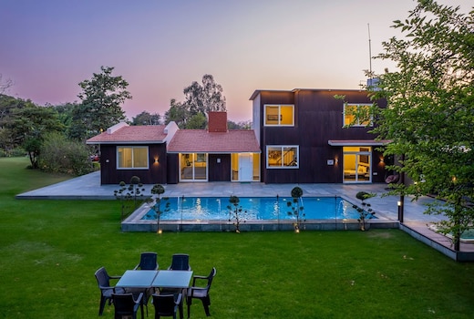 Mulberry Farmhouse | Luxe 5BHK Retreat with Jacuzzi
