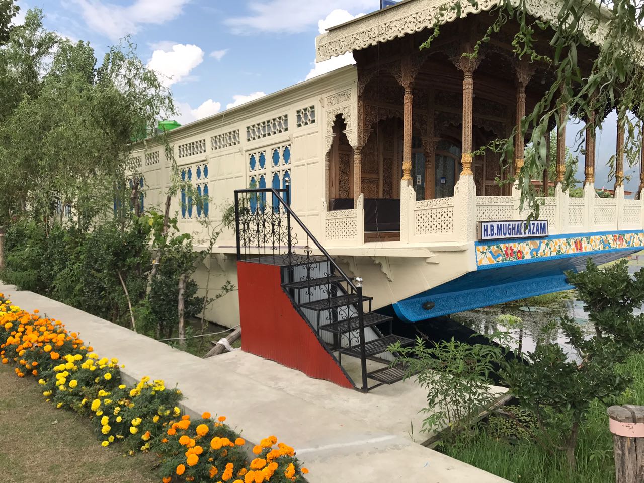 Houseboat Mughal-e-Azam - Tap to explore photos