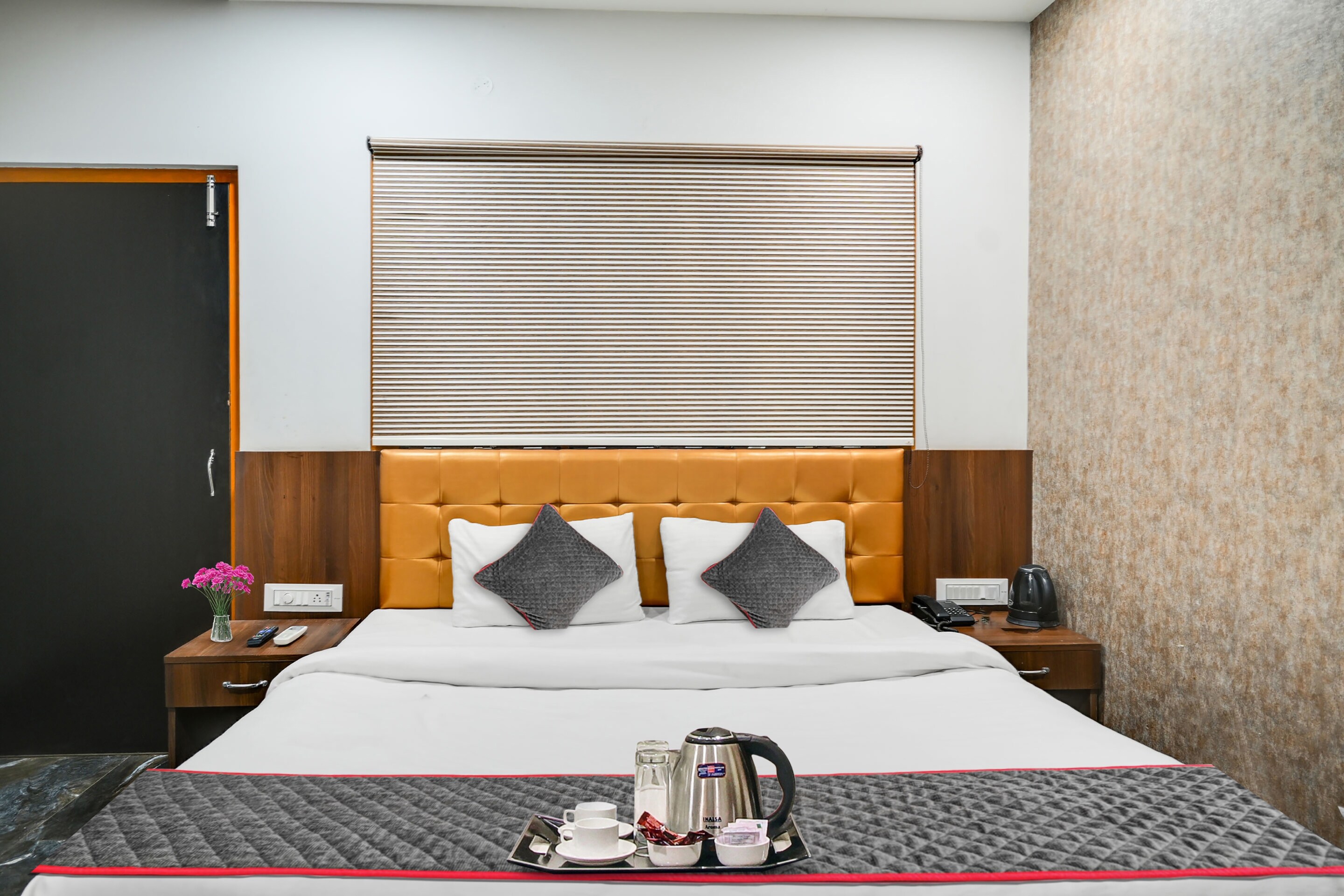 Townhouse OAK Hotel Ar Ganges Premium - Tap to explore photos