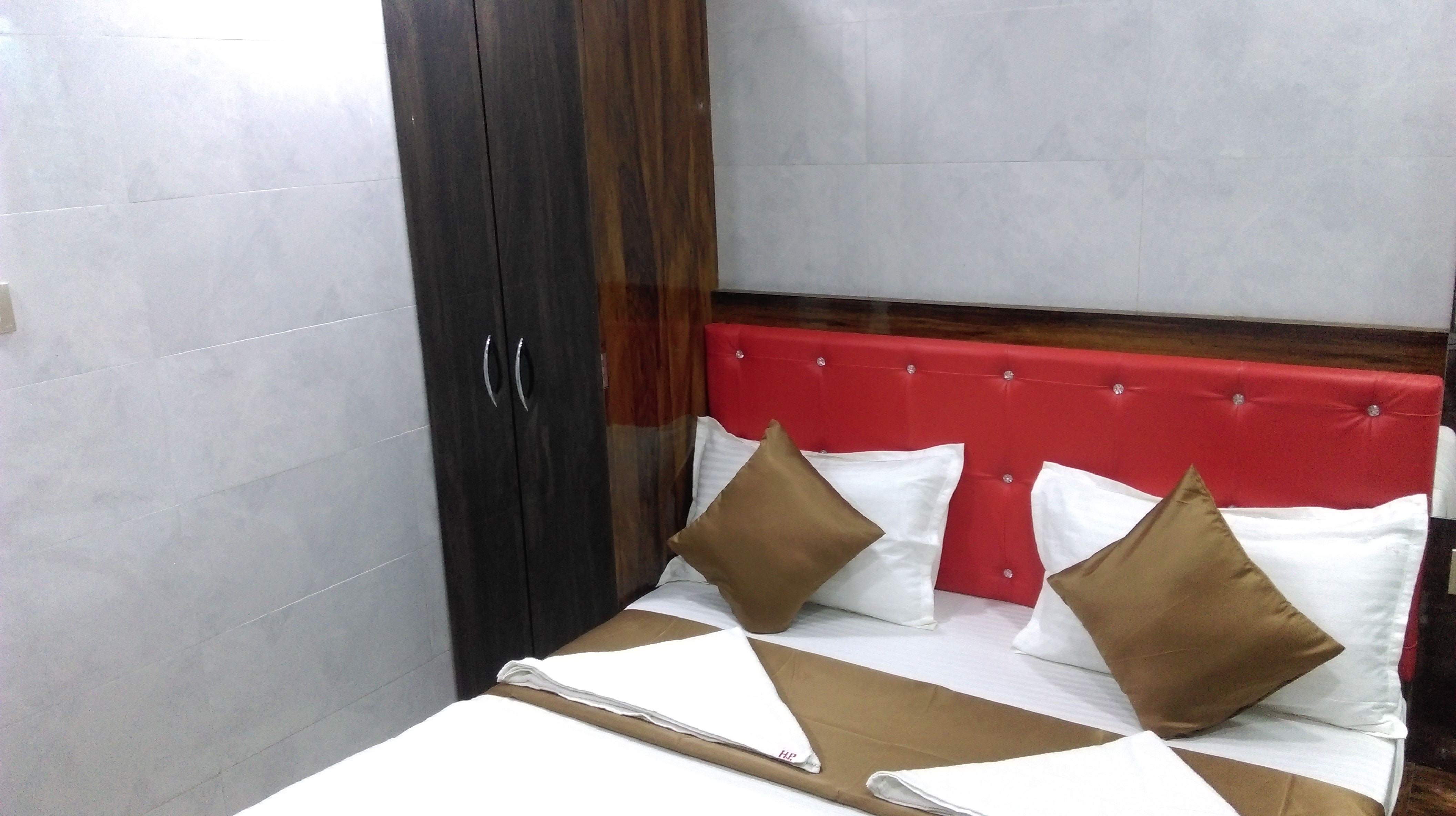Hotel Plaza-Near Byculla Railway Station - Tap to explore photos