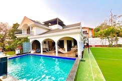 4BHK Destination Villa with Pvt Pool & Jaccuzi Khandala by Staycation, Lonavala