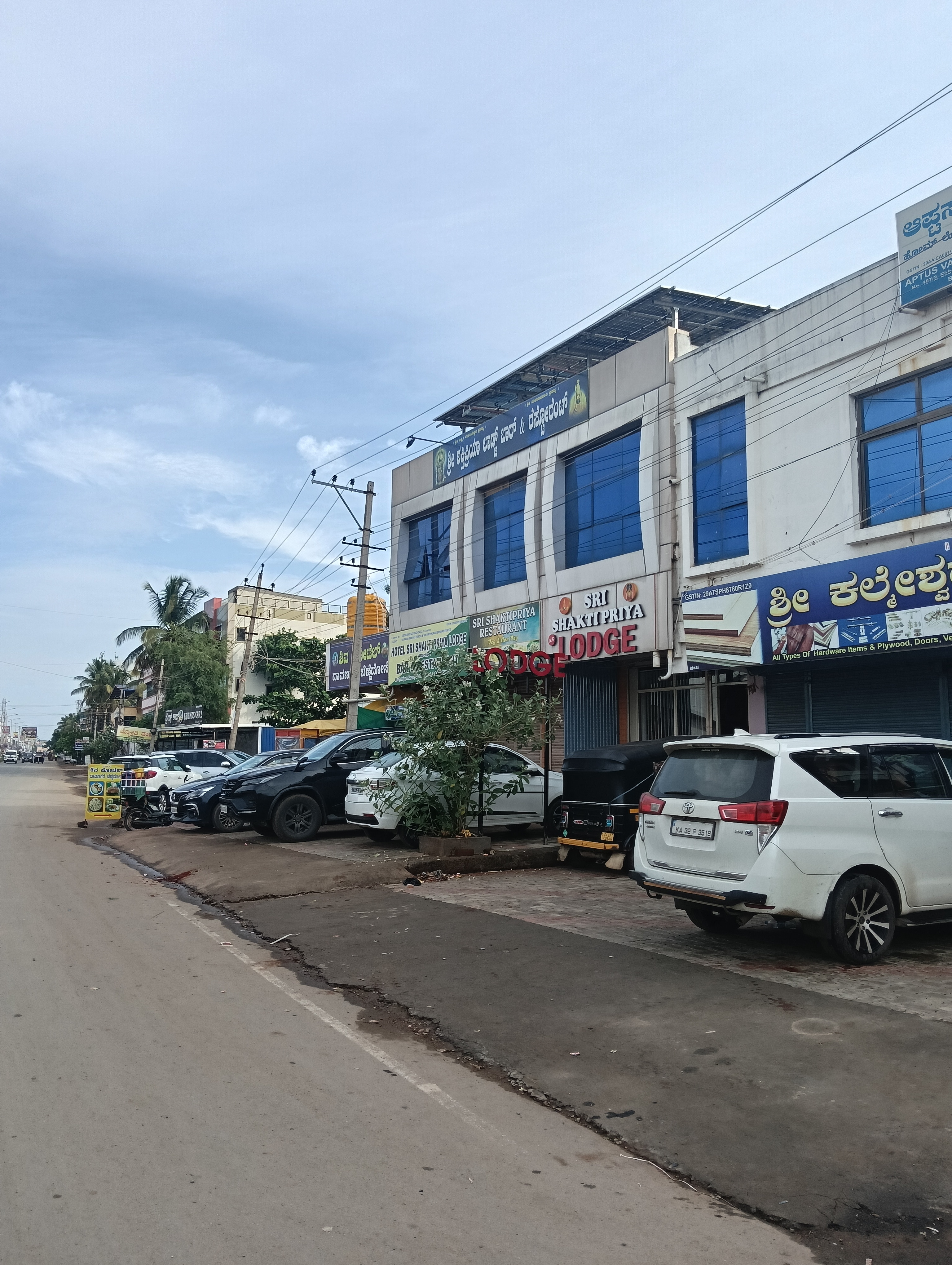 Hotel Sri Shakti Priya - Tap to explore photos