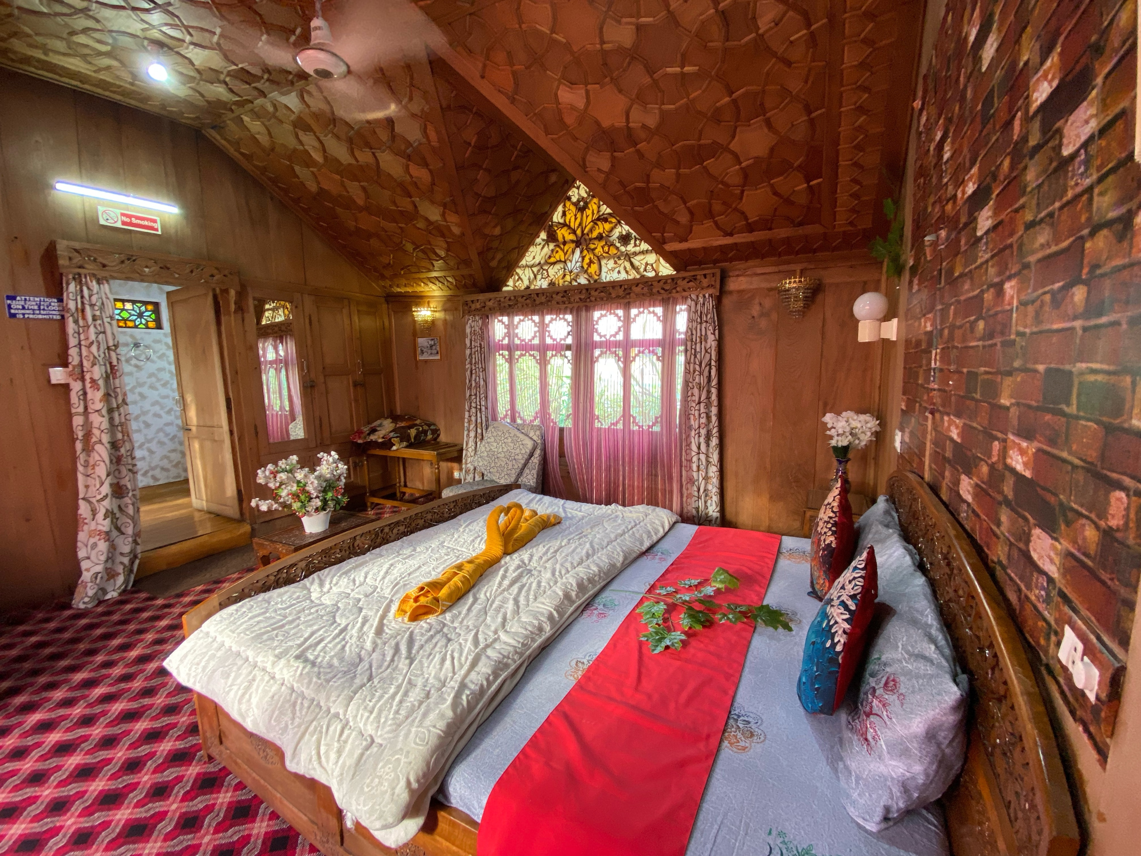 Hollywood Group Of Houseboat - Dal Lake - Tap to explore photos