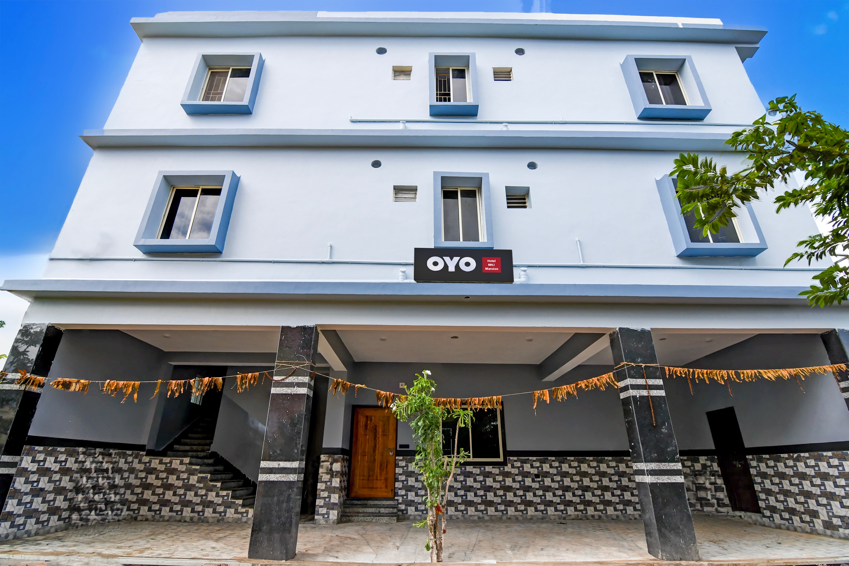 Super Hotel O MNJ Mansion - Tap to explore photos