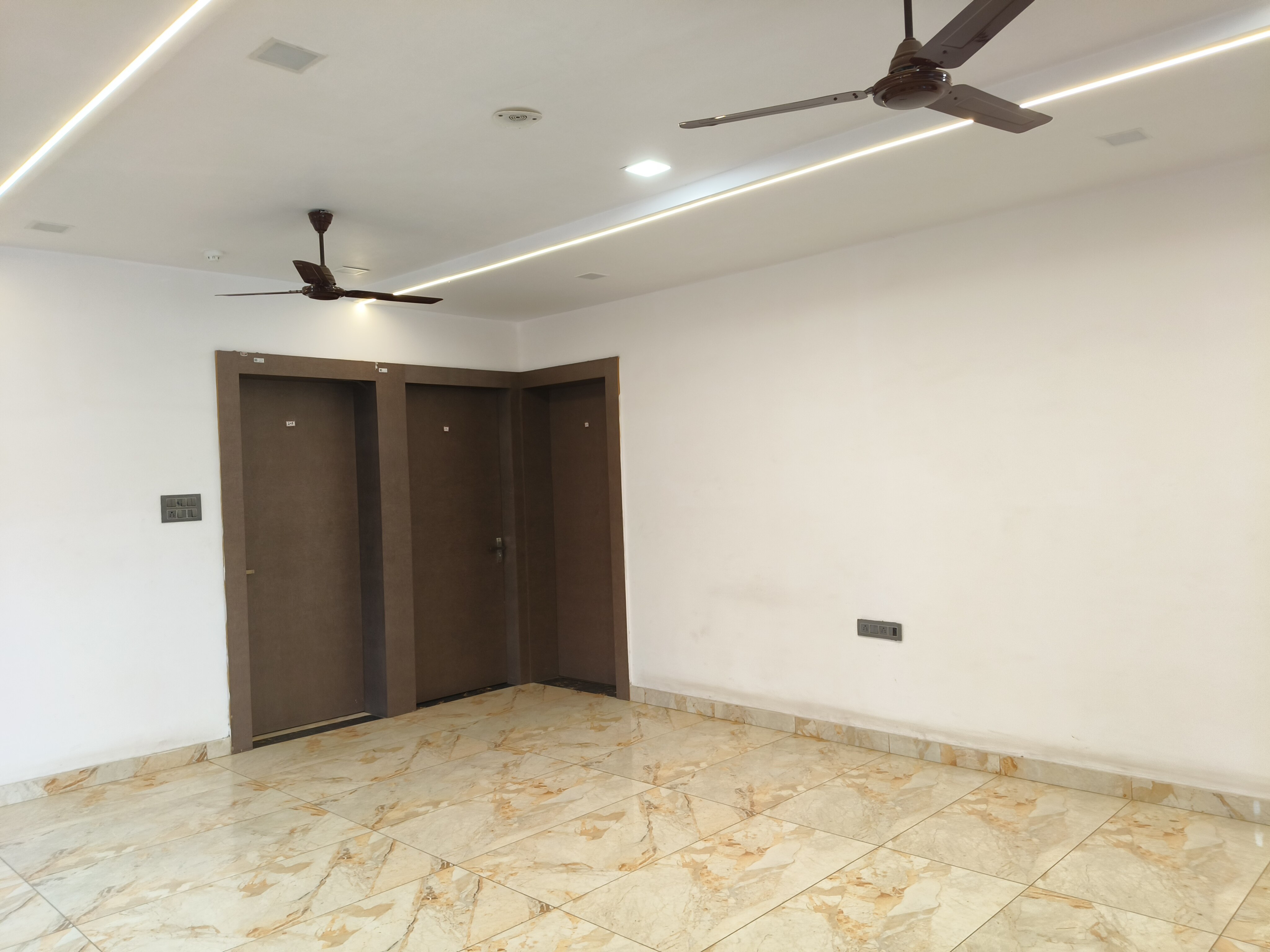 108 Elegant Bed Room suite in banaras - Tap to explore photos