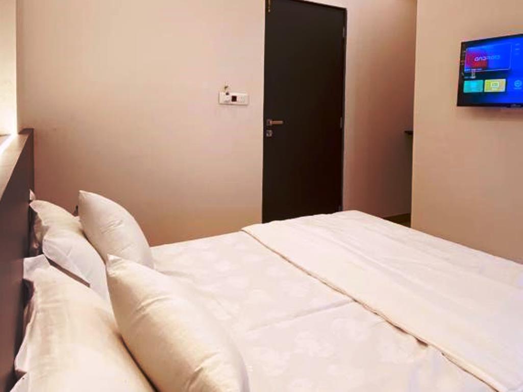 Karlas Homestay with Private Pool - Tap to explore photos