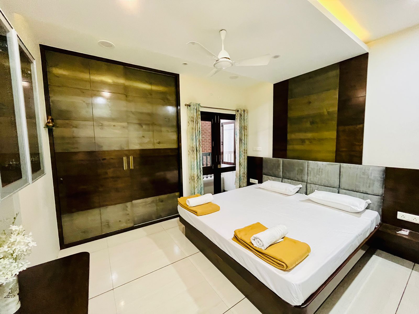 Lacomfort Stay by Arch Hospitality Services - Tap to explore photos