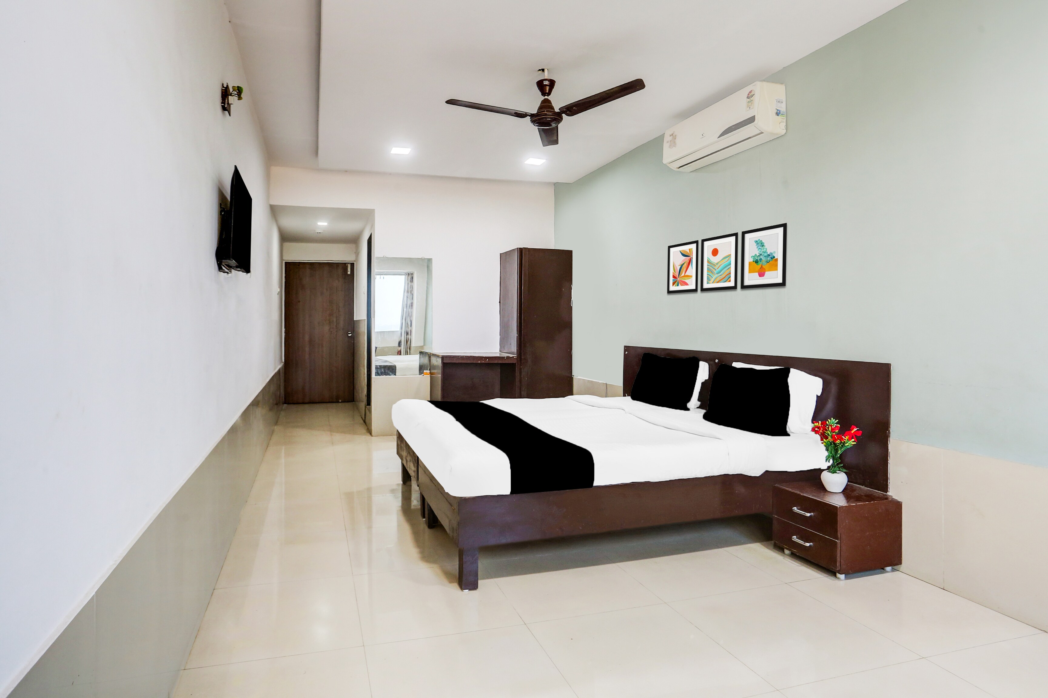 Collection O Ichchhapor Hazira Formerly Hotel Swagat - Tap to explore photos