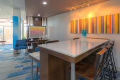 Holiday Inn Express & Suites TULSA MIDTOWN, Tulsa