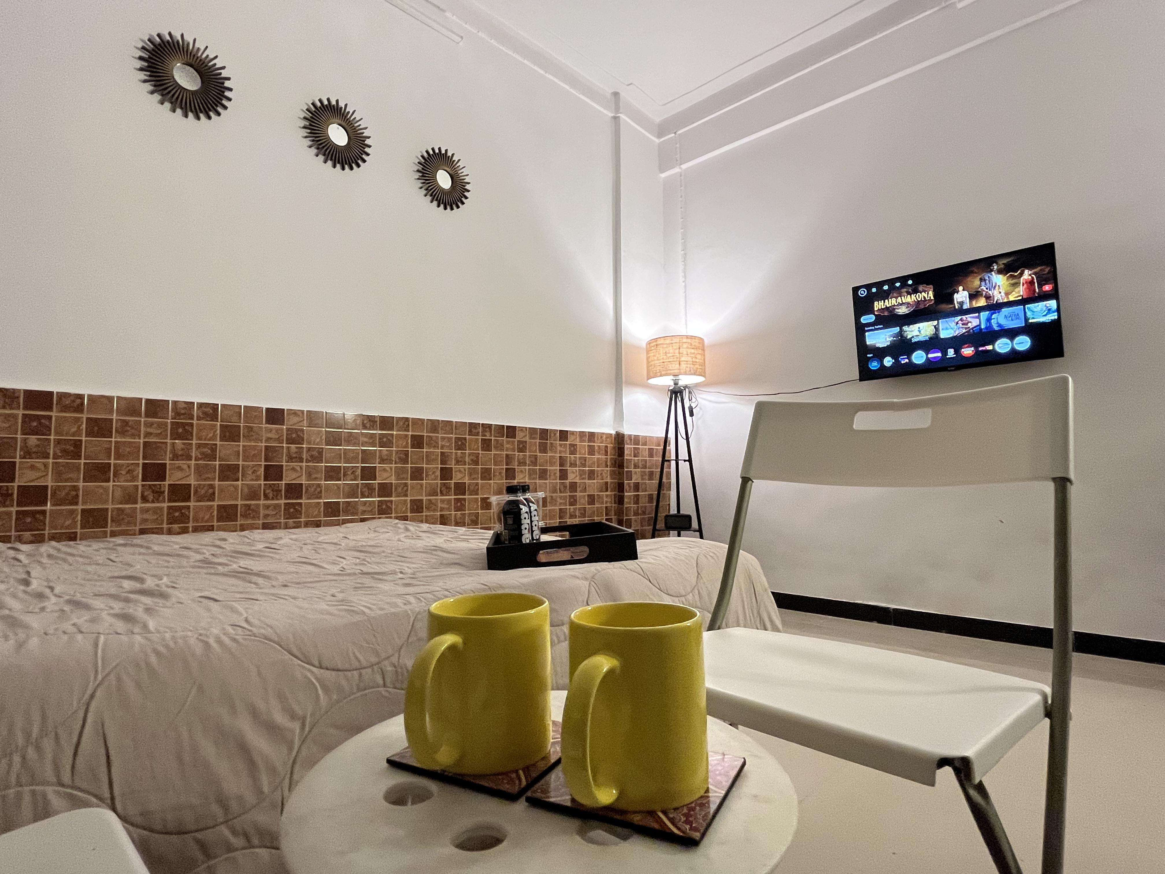 Snug studio apartment near Airport & Bandra - Tap to explore photos