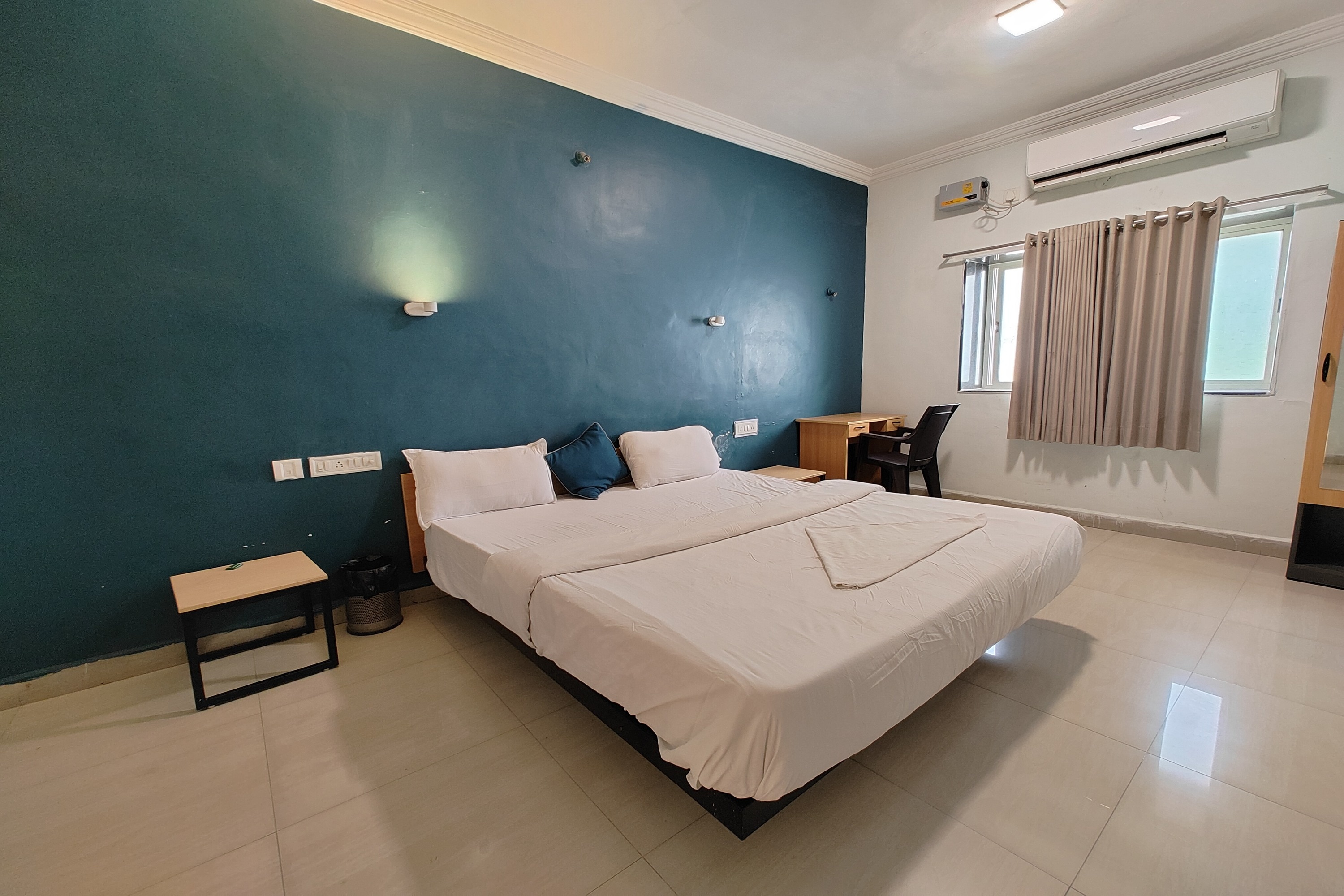 Hotel Sai Inn Executive - Tap to explore photos