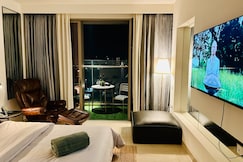 Luxe Studio, iSmart Massage Bed @ Vohra Mansion, Gurgaon