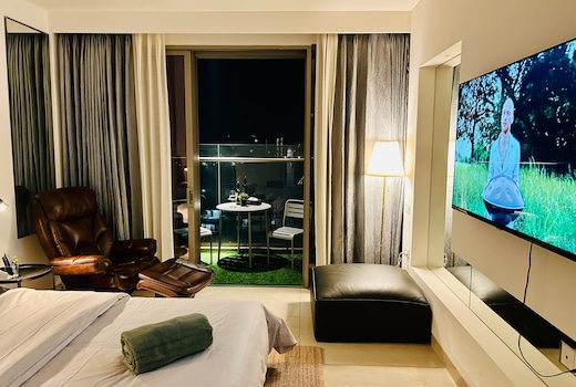 Luxe Studio, iSmart Massage Bed @ Vohra Mansion