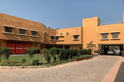 Shehnai Garden Hotel & Restaurant, Mungaoli
