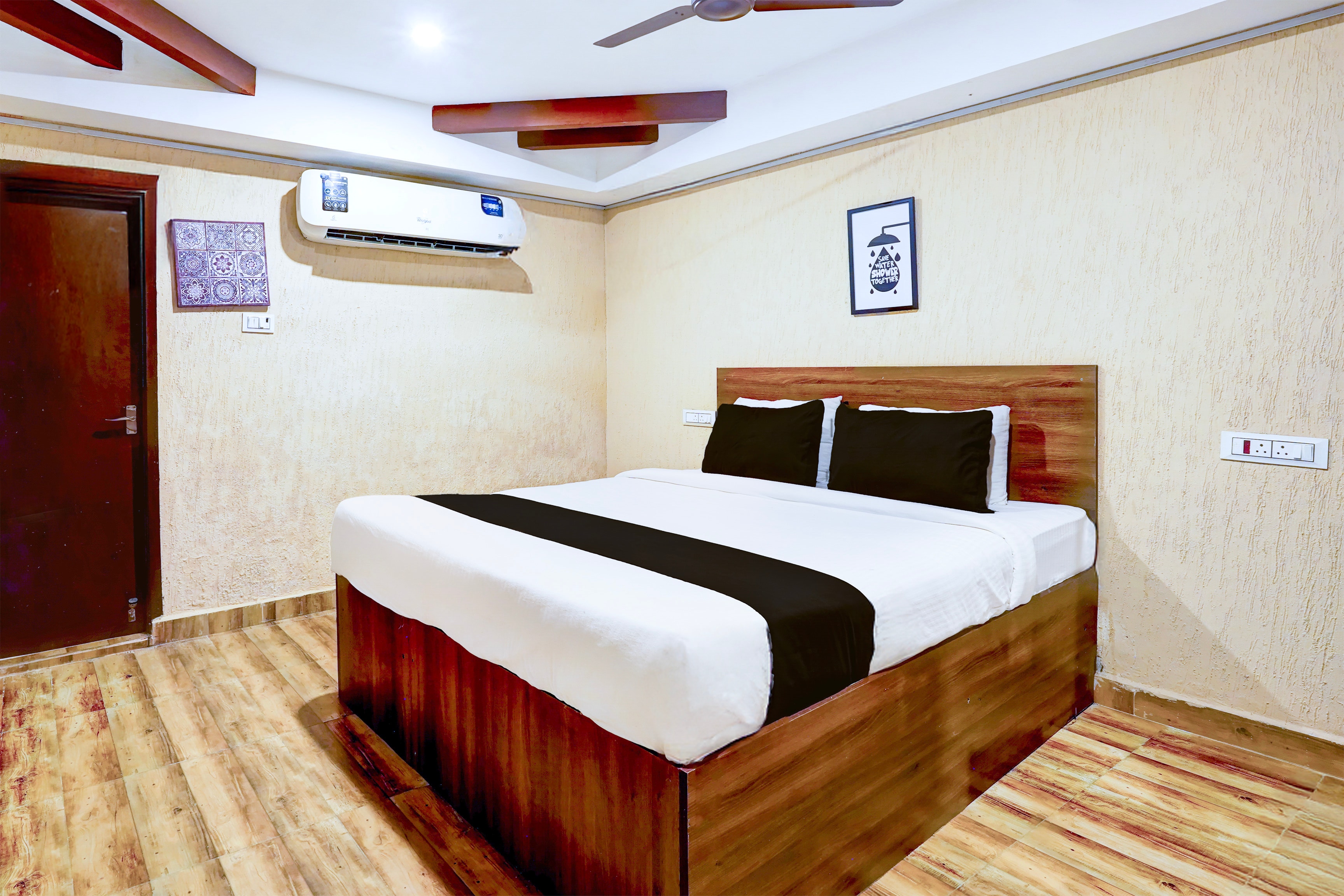 Super Hotel O Yazhini Inn - Tap to explore photos